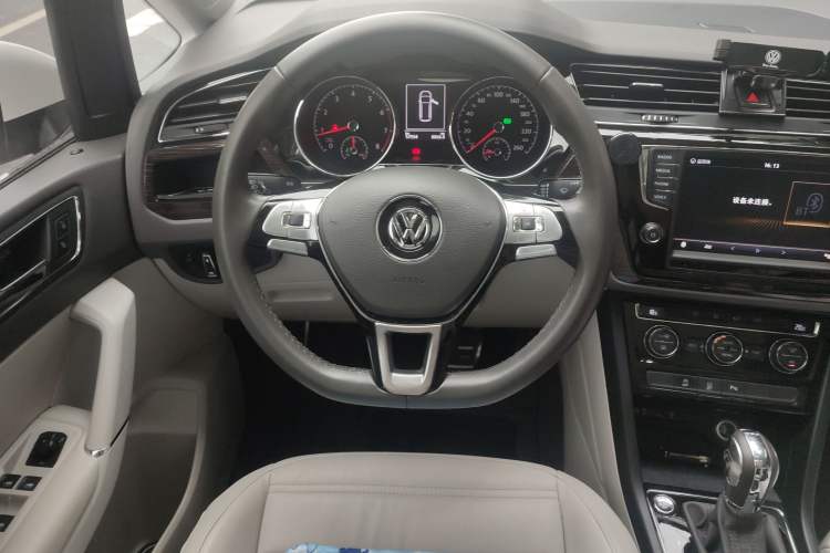 Used Volkswagen Touran 2018 Volkswagen Touran L 280TSI DSG Comfort Edition 7-seater
