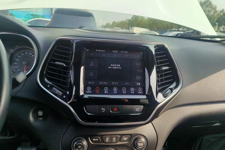 Used  Cherokee 2019 2.0T Two-Wheel Drive Smart Enjoyment Version China V
