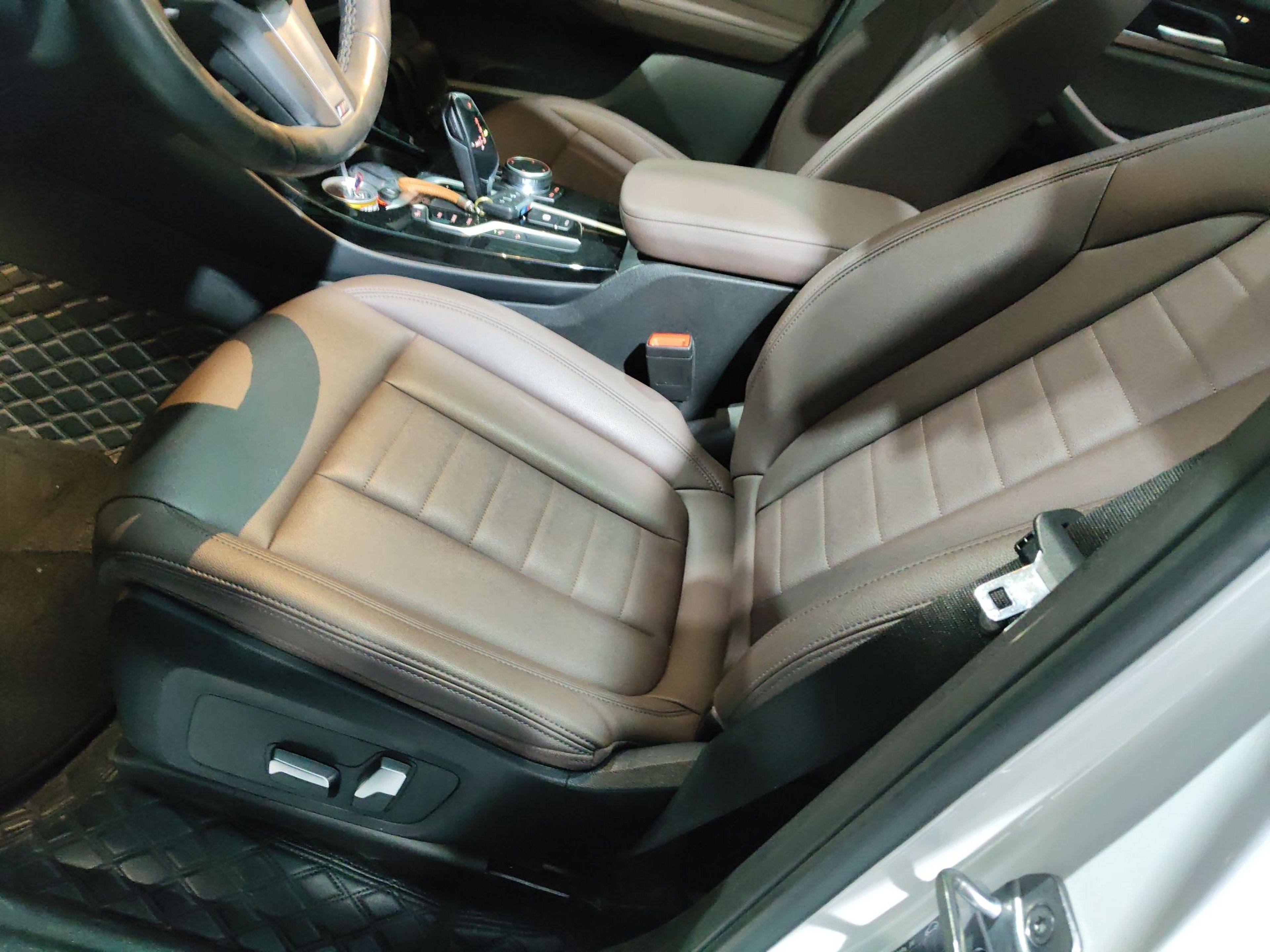 Переднее сиденье в автомобиле