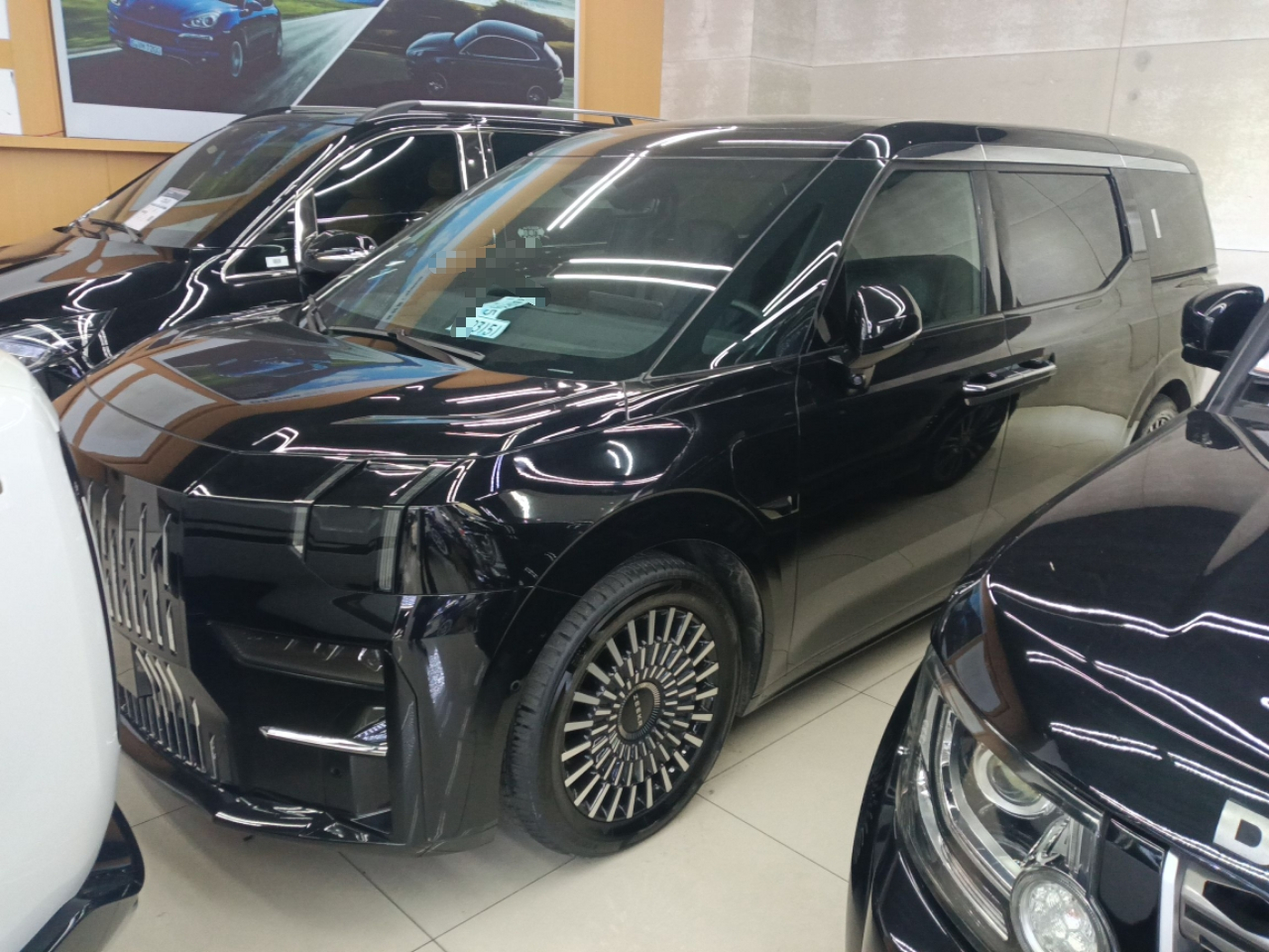 تحت مقدمة السيارة