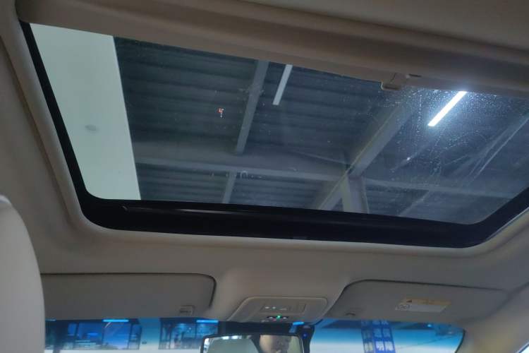 Used Buick GL8 2023 Facelifted Land Cruiser Executive Luxury Version
