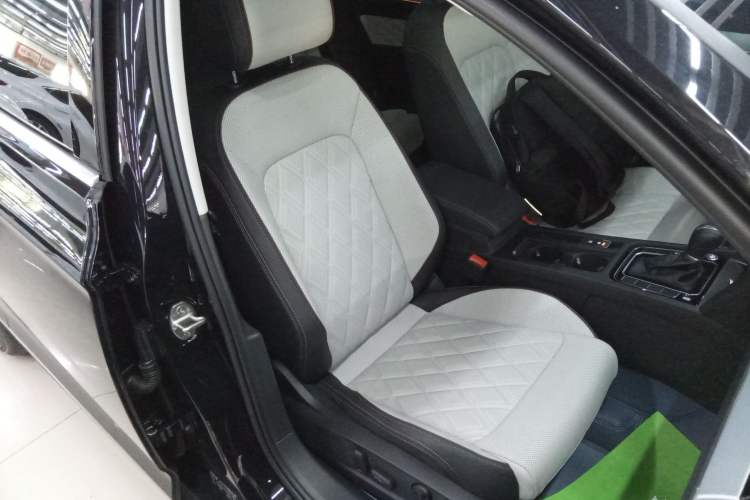 Used Volkswagen Magotan 2025 Zhongxiang Version 330TSI DSG Luxury Edition
