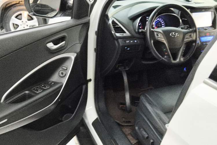 Used Hyundai Santa Fe 2013 2.4L Automatic Two-Wheel Drive Smart Version
