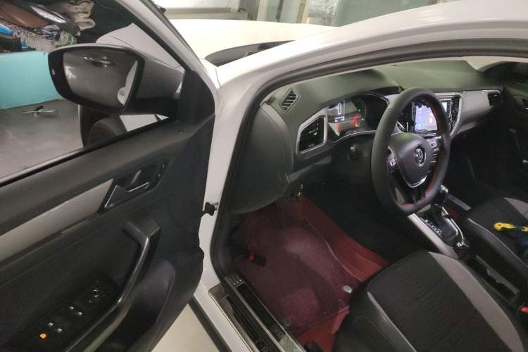 Used Volkswagen T-ROC 2018 230TSI DSG Two-Wheel Drive Advanced Version China V Standard
