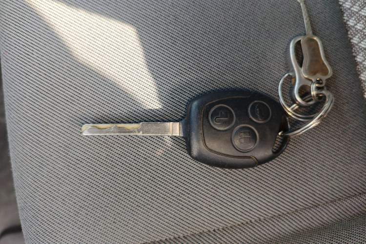 Used Ford Transit 2019 2.0T Diesel Multi-Purpose Commercial Vehicle Mid-Drive Mid-Roof 6-Seater China VI Standard
