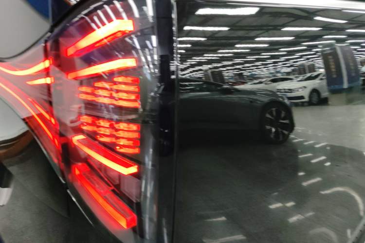 Used  LEVC L380 2024 100 kWh 6-Seater Two-Wheel Drive Air
