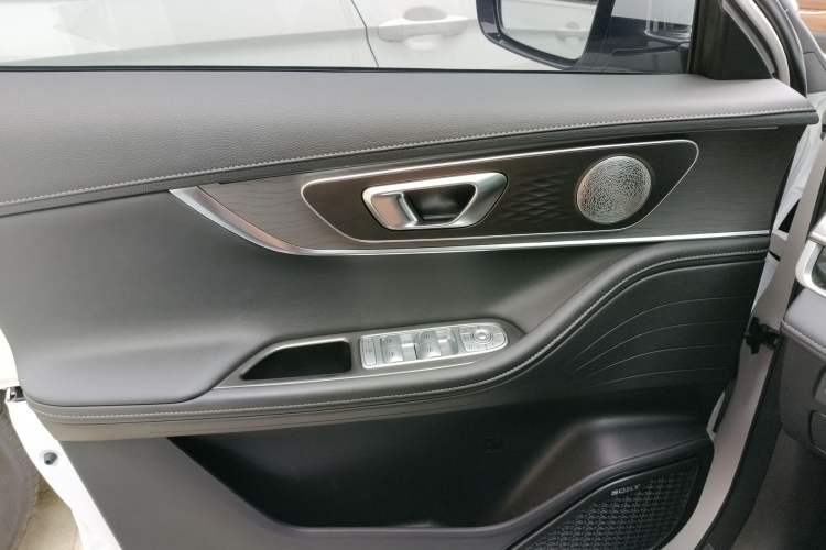 Used Chery Tiggo 8 PRO 2024 Champion Edition 290T Two-Wheel Drive Shining Version 5 Seats
