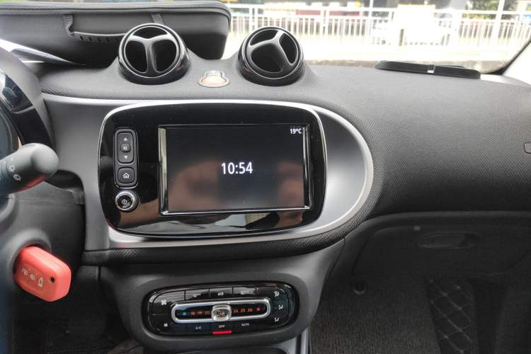 Used  fortwo 2018 0.9T 66kW Hardtop Pioneer Edition China V Emission Standard
