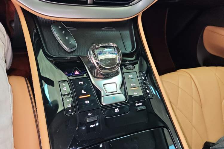 Used Denza D9 2024 DM-i 980 Four-Wheel Drive Prestige Model
