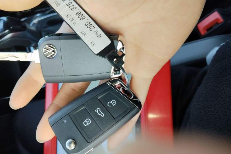 Used Volkswagen T-ROC 2025 Facelifted 300TSI DSG Two-Wheel-Drive Starlight Edition
