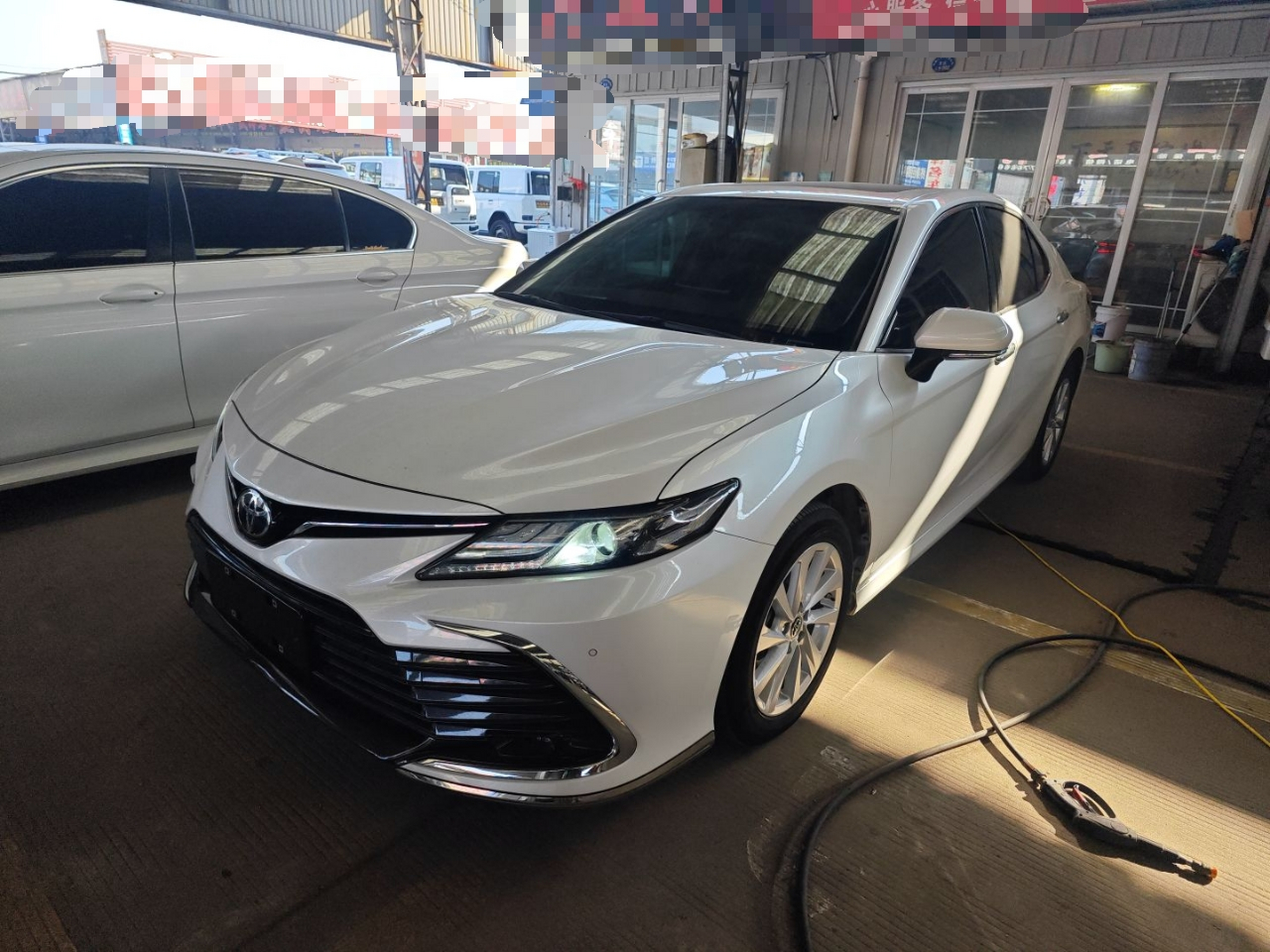 Под передней частью автомобиля