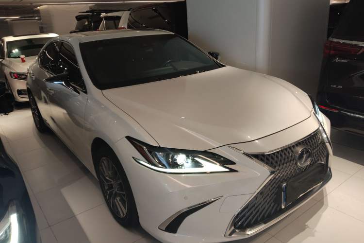 Used Lexus ES 2018 300h Premier Edition China VI Standard