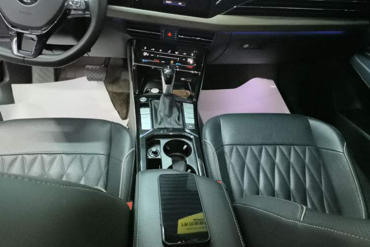 Used Volkswagen Passat 2020 Revised Version 330TSI Luxury Edition China VI Standard
