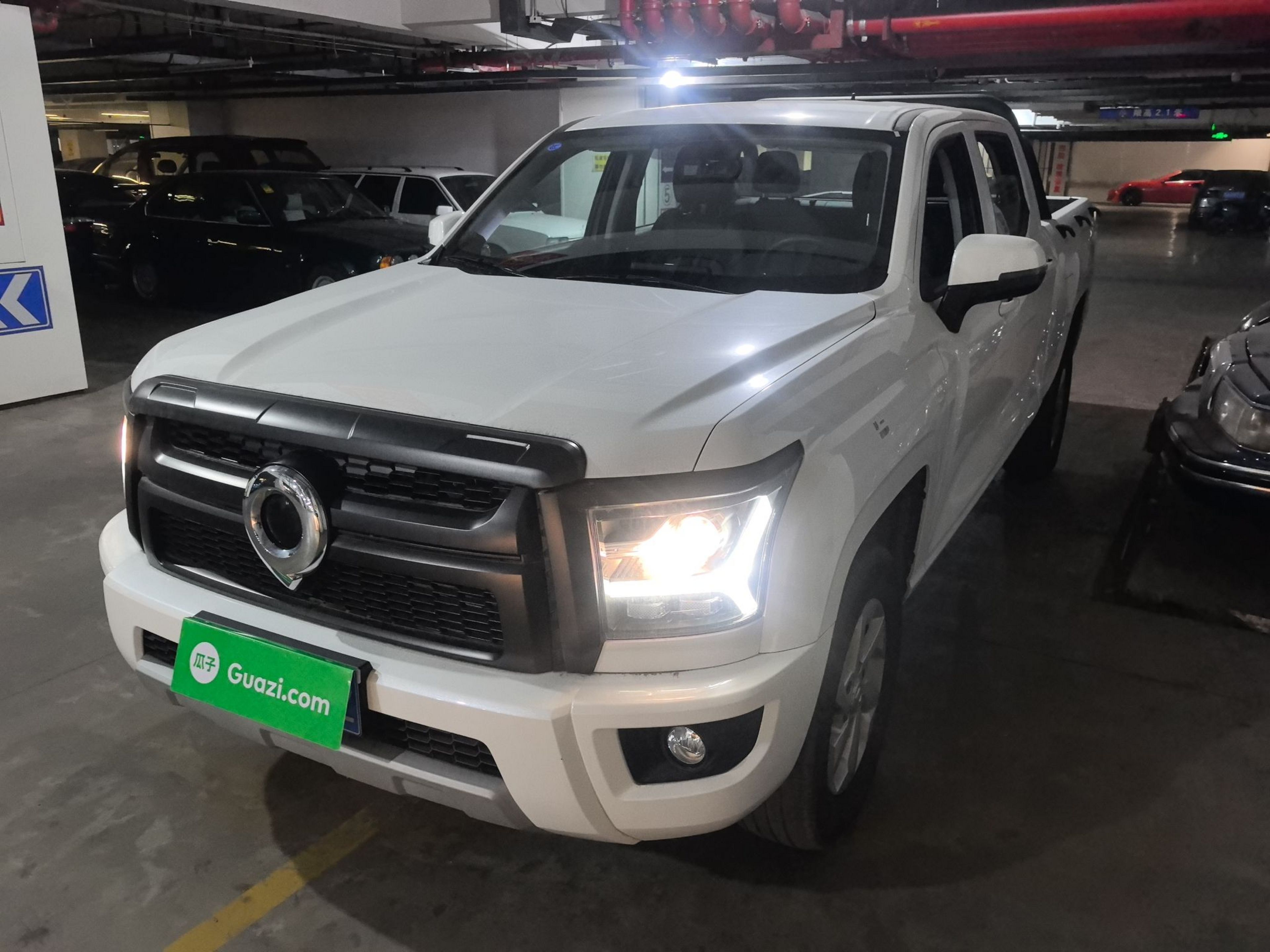 Под передней частью автомобиля