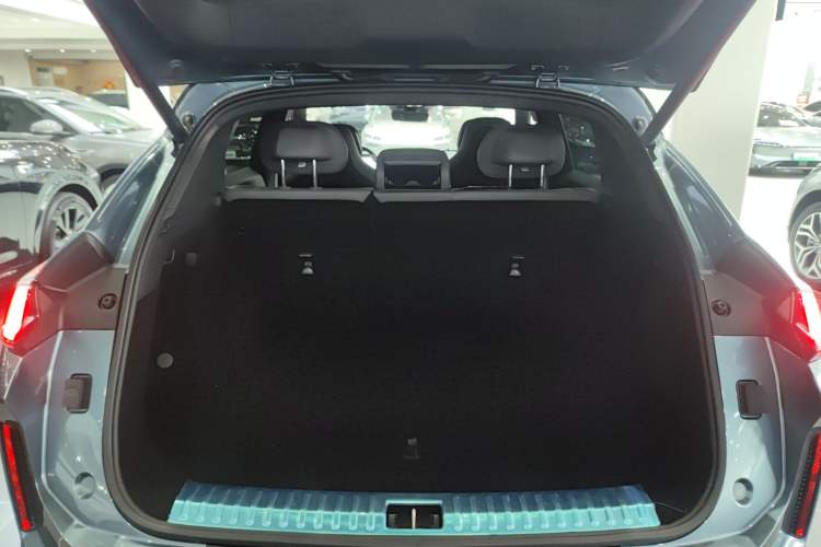 Used Lynk & Co 08 EM-P 2025 220 km All-Wheel-Drive Performance Halo
