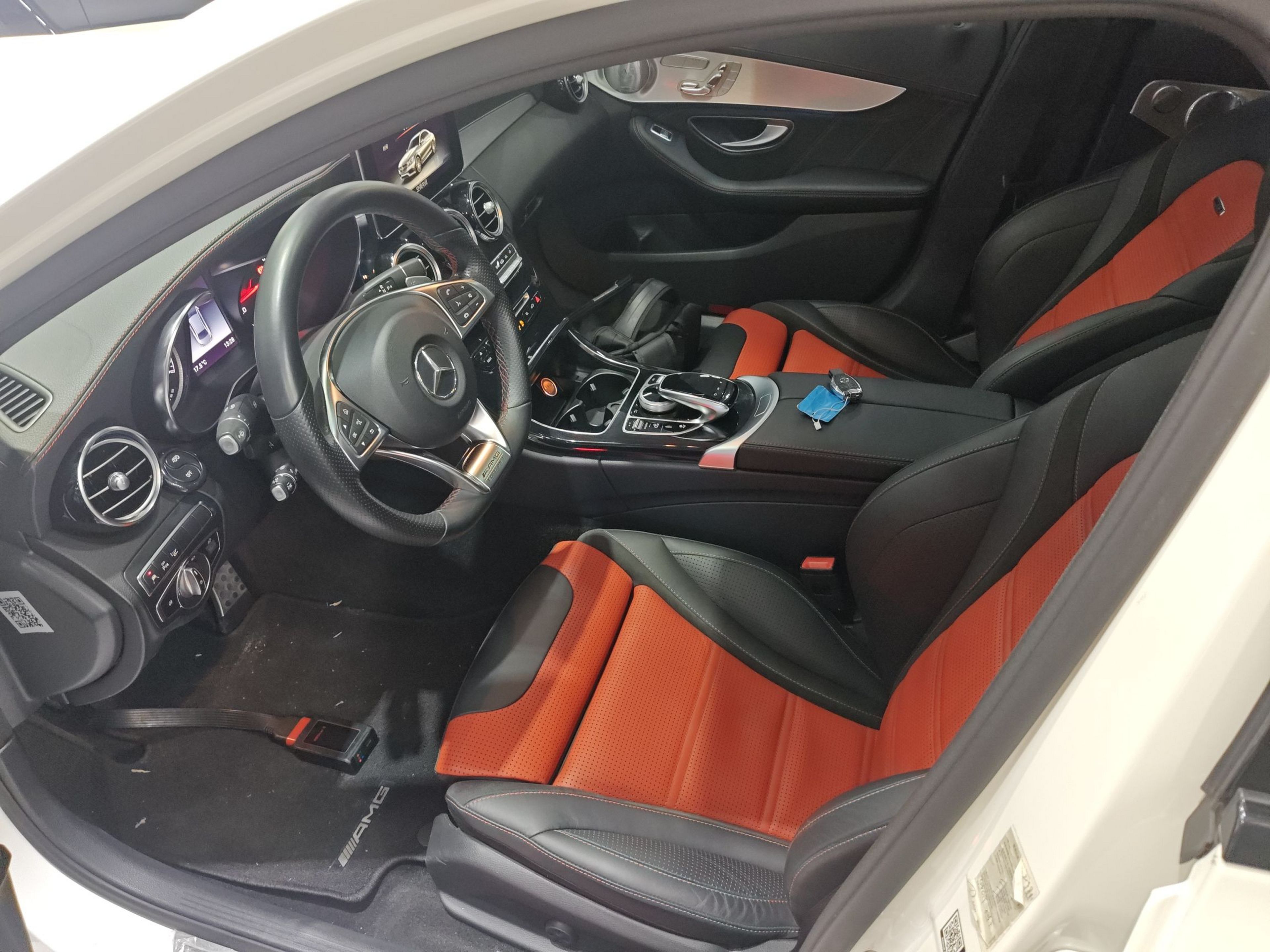 المقاعد الأمامية داخل السيارة