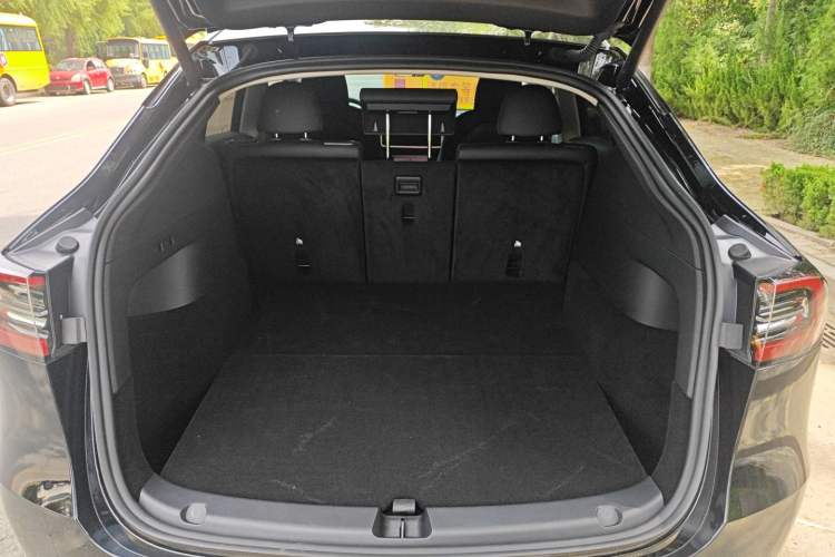 Used Tesla Model Y 2023 Rear-Wheel-Drive Version
