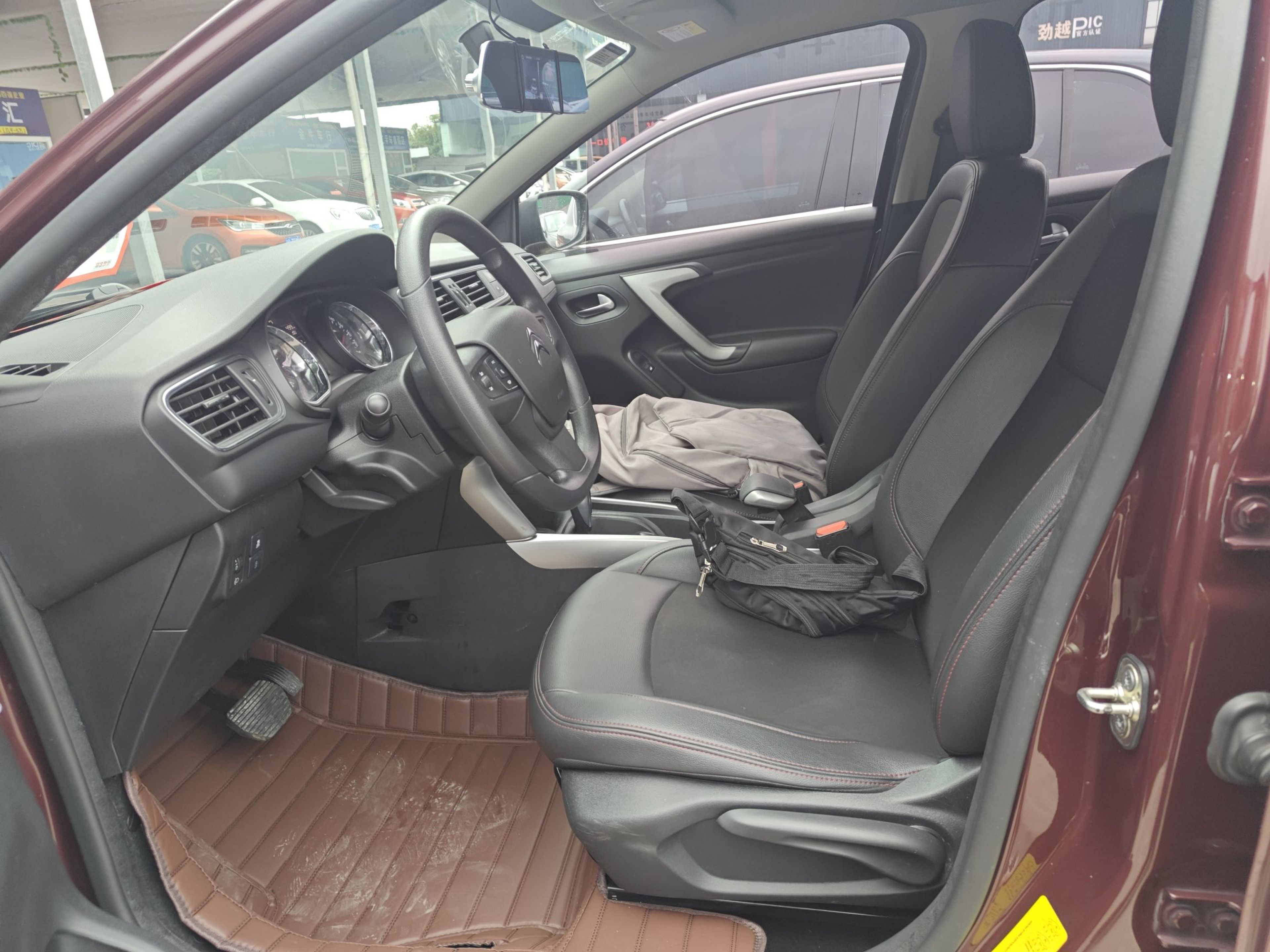 المقاعد الأمامية داخل السيارة