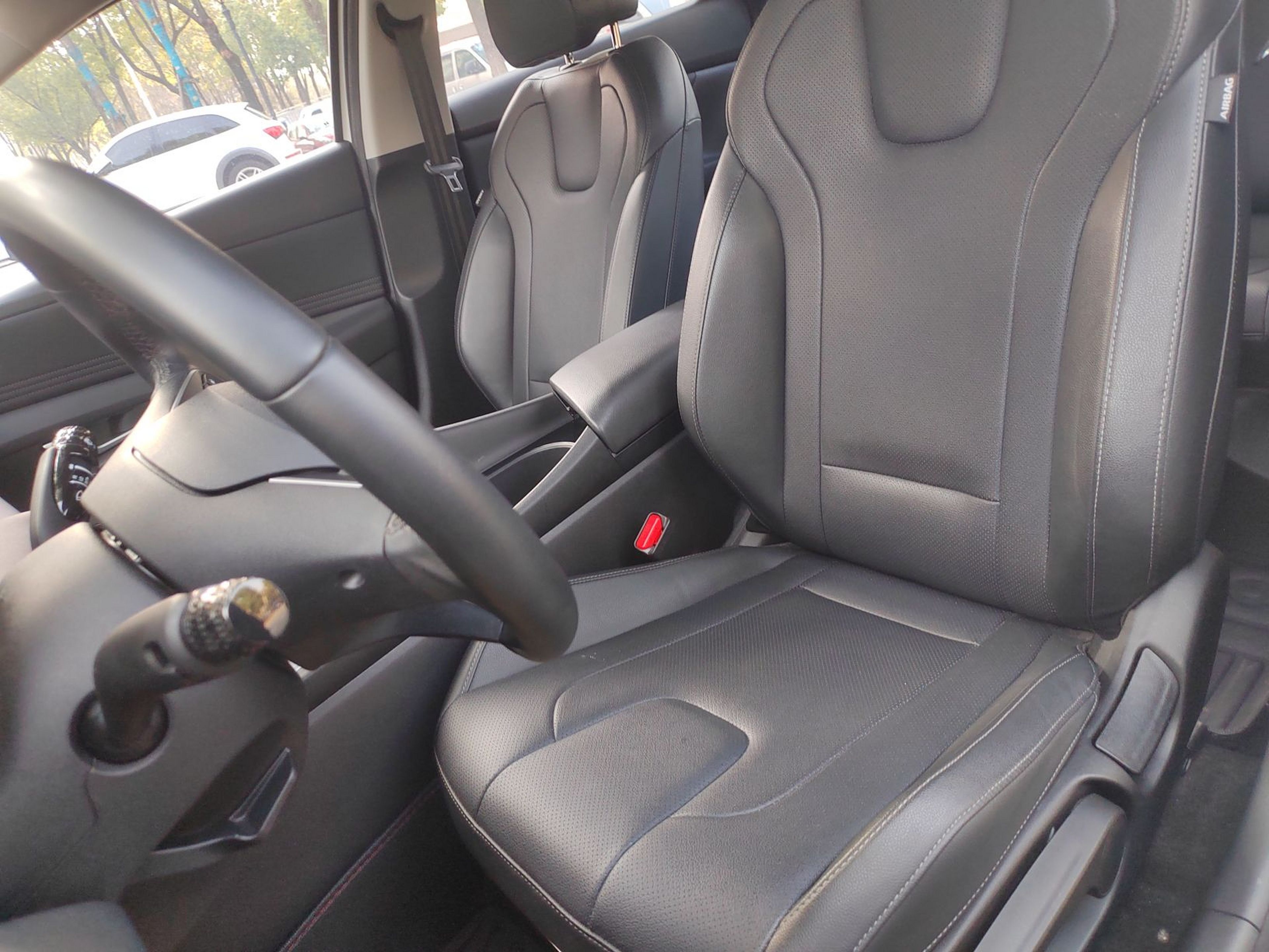 Переднее сиденье в автомобиле