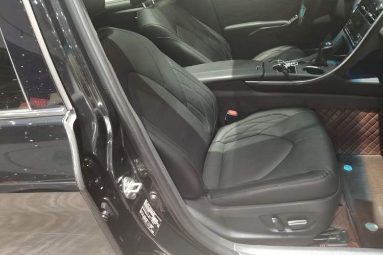 Used Toyota Avalon 2019 Dual-Engine 2.5L XLE Prestige Version China VI Standard
