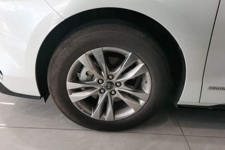 Used Toyota Sienna 2023 2.5L Hybrid Deluxe Edition
