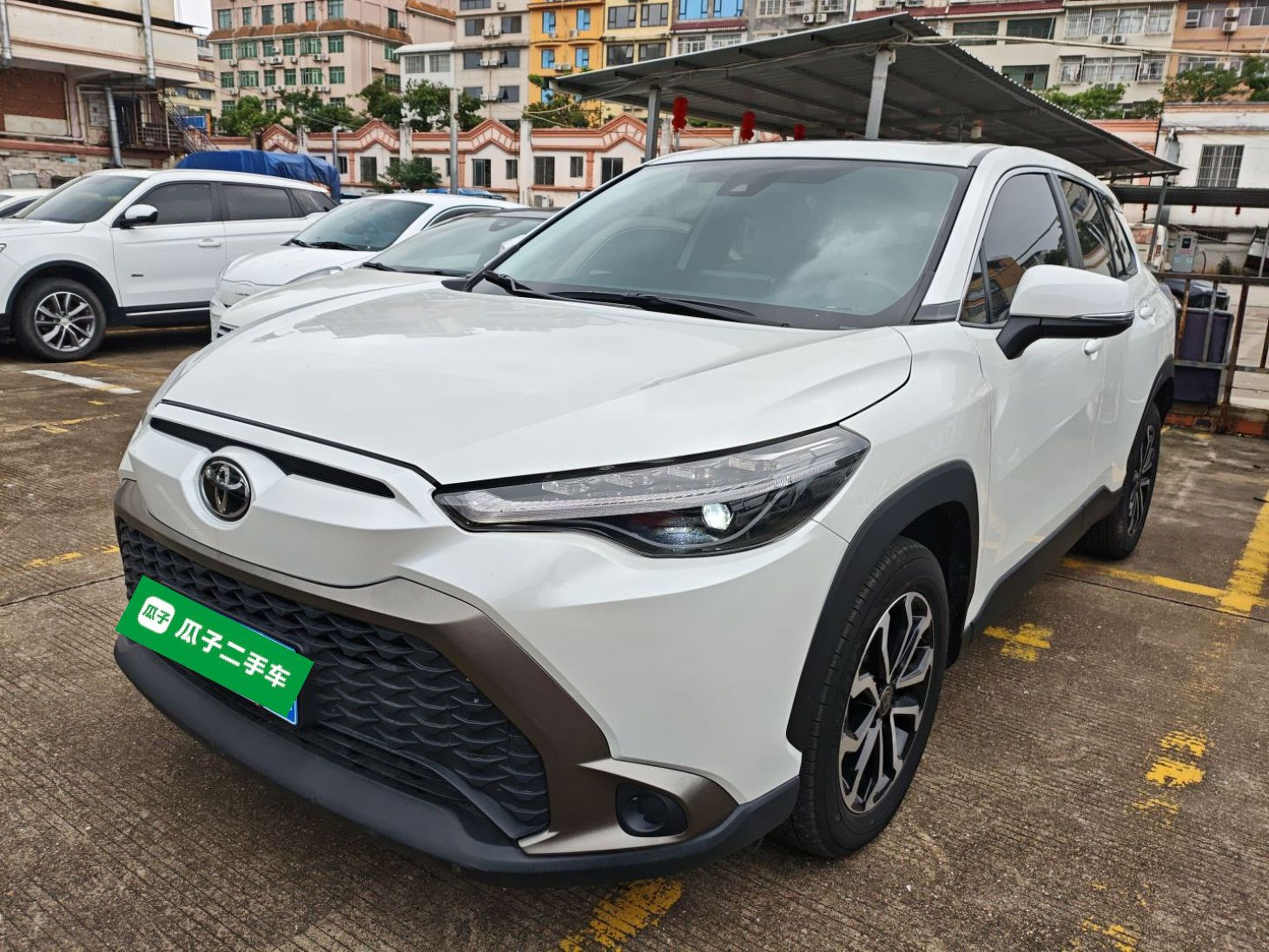 Под передней частью автомобиля