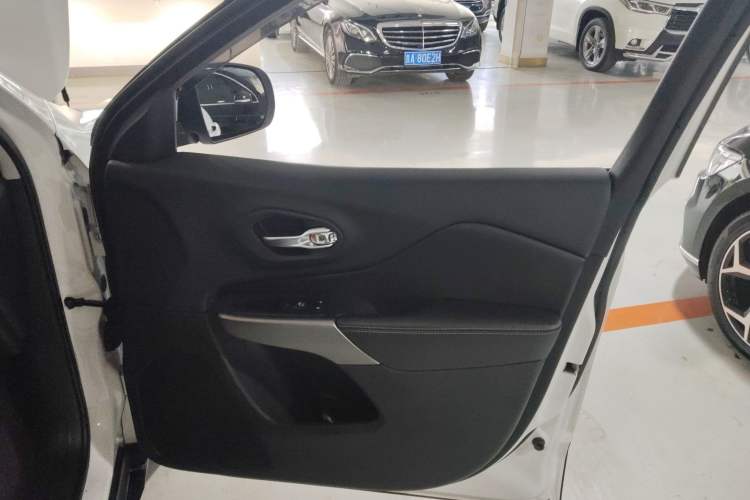 Used  Cherokee 2019 2.0T Two-Wheel Drive Smart Enjoyment Version China V
