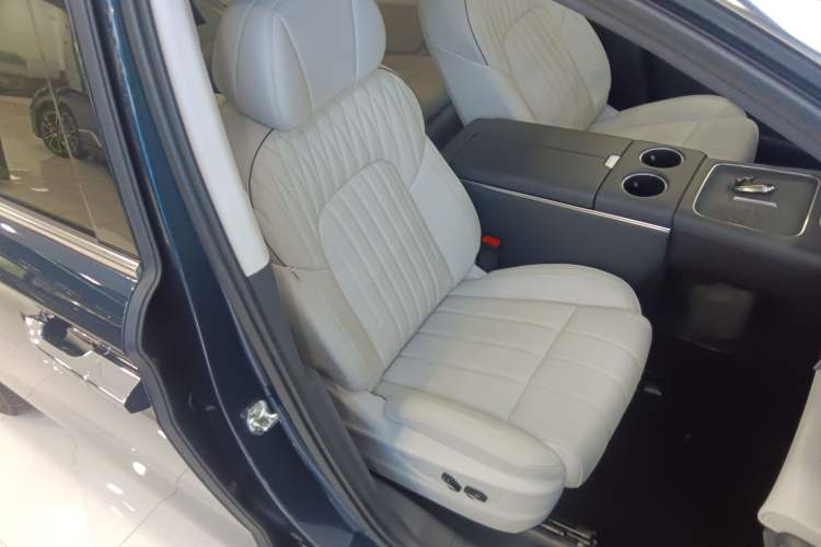 Used VOYAH Dream 2025 PHEV Four-Wheel-Drive Flagship Kunpeng Edition
