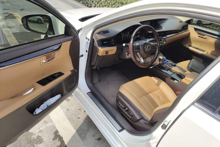 Used Lexus ES 2017 300h Mark Levinson Comfort Edition