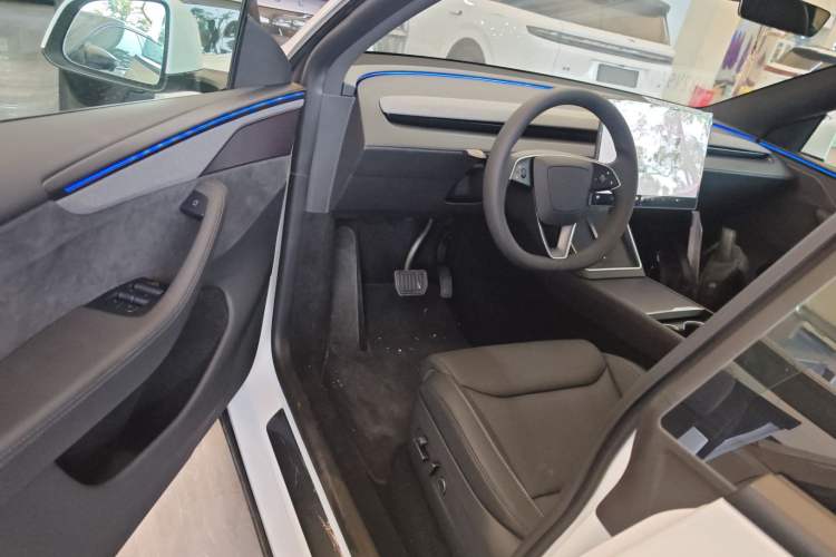 Used Tesla Model Y L 2025 Long-Range All-Wheel-Drive Version
