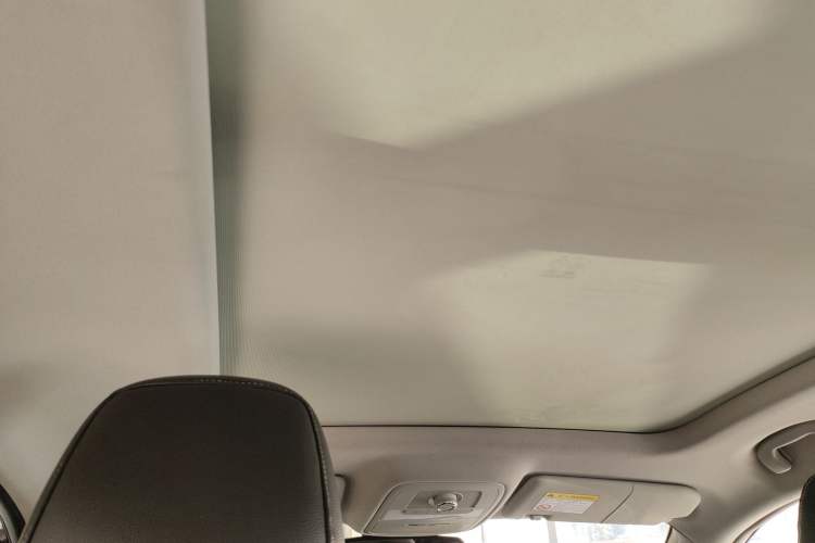 Used Roewe RX5 2016 30T Two-Wheel Drive Automatic Internet Smart Edition
