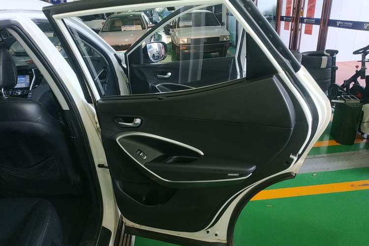 Used Hyundai Santa Fe 2015 2.0T Automatic 4x4 Smart 7-Seater
