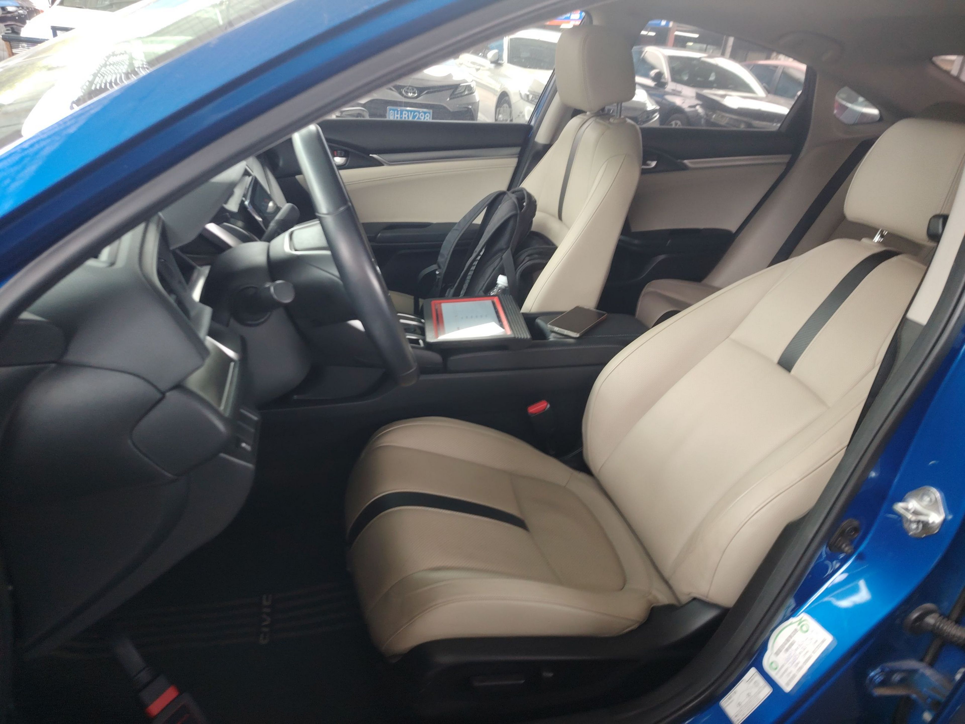 Переднее сиденье в автомобиле