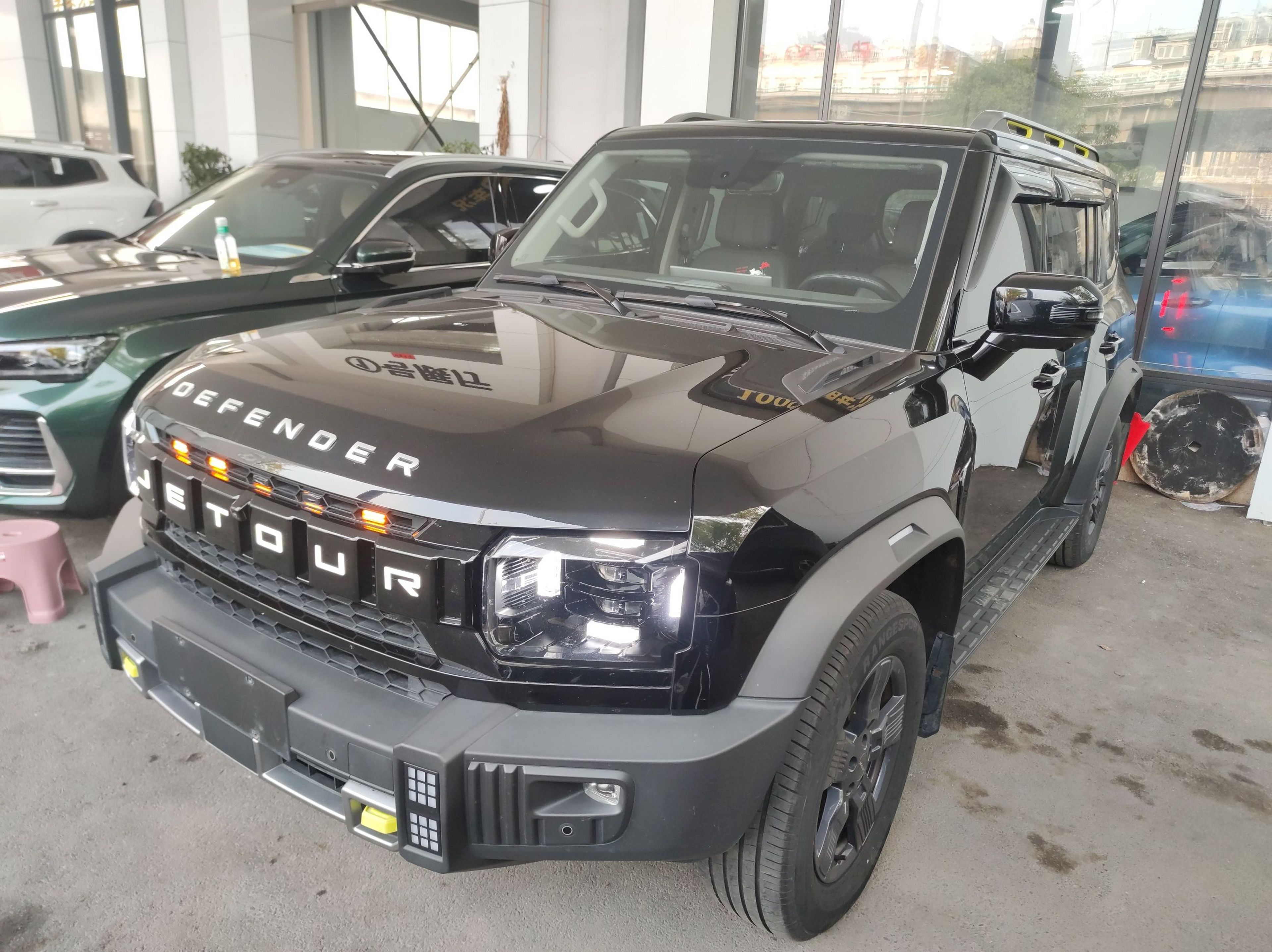 تحت مقدمة السيارة