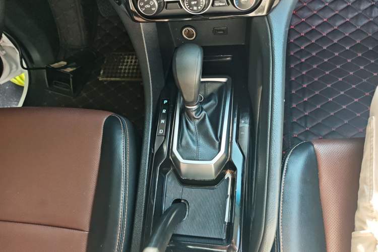 Used JMC Yusheng S350 2016 2.0T Automatic Two-Wheel Drive Gasoline Luxury Edition 5 Seats
