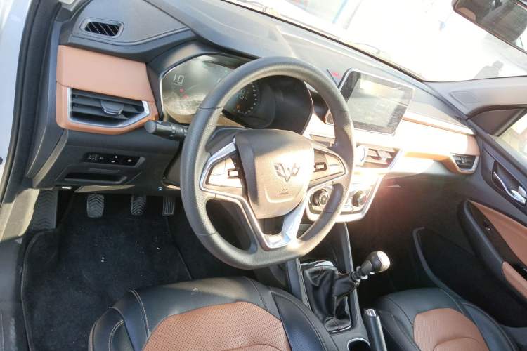 Used Wuling Hongguang S3 2019 1.5L Manual Luxury Model China VI Standard
