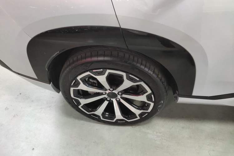 Used AION V 2024 Aion Tyrannosaurus 650 Smart Premium Edition