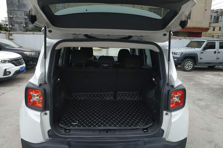 Used  Renegade 2018 Connected Large Screen Version 180T Automatic High-Energy Edition
