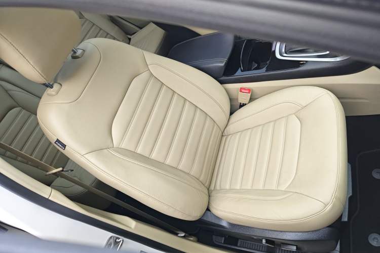 Used Ford Edge 2015 2.0T GTDi Two-Wheel-Drive High-Line Version