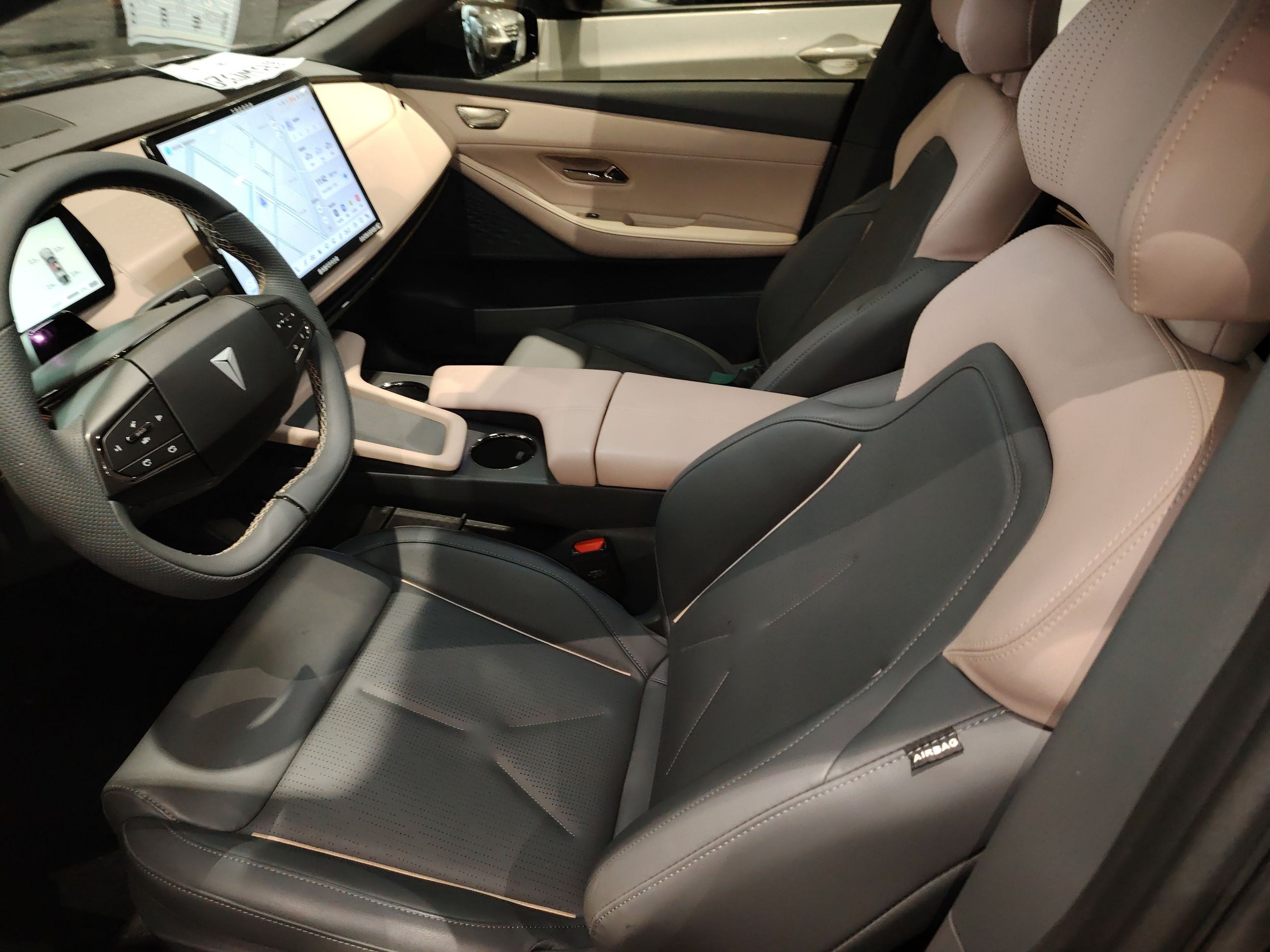 Переднее сиденье в автомобиле