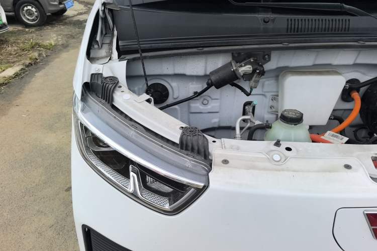 Used Wuling Yangguang 2024 300km Comfort-Grade Passenger Van 60kW
