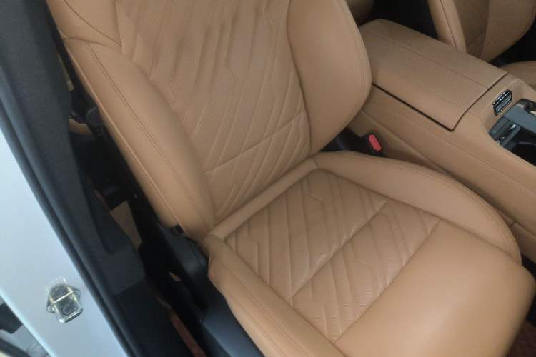 Used Lynk & Co 09 2021 2.0T Halo Six-Seater
