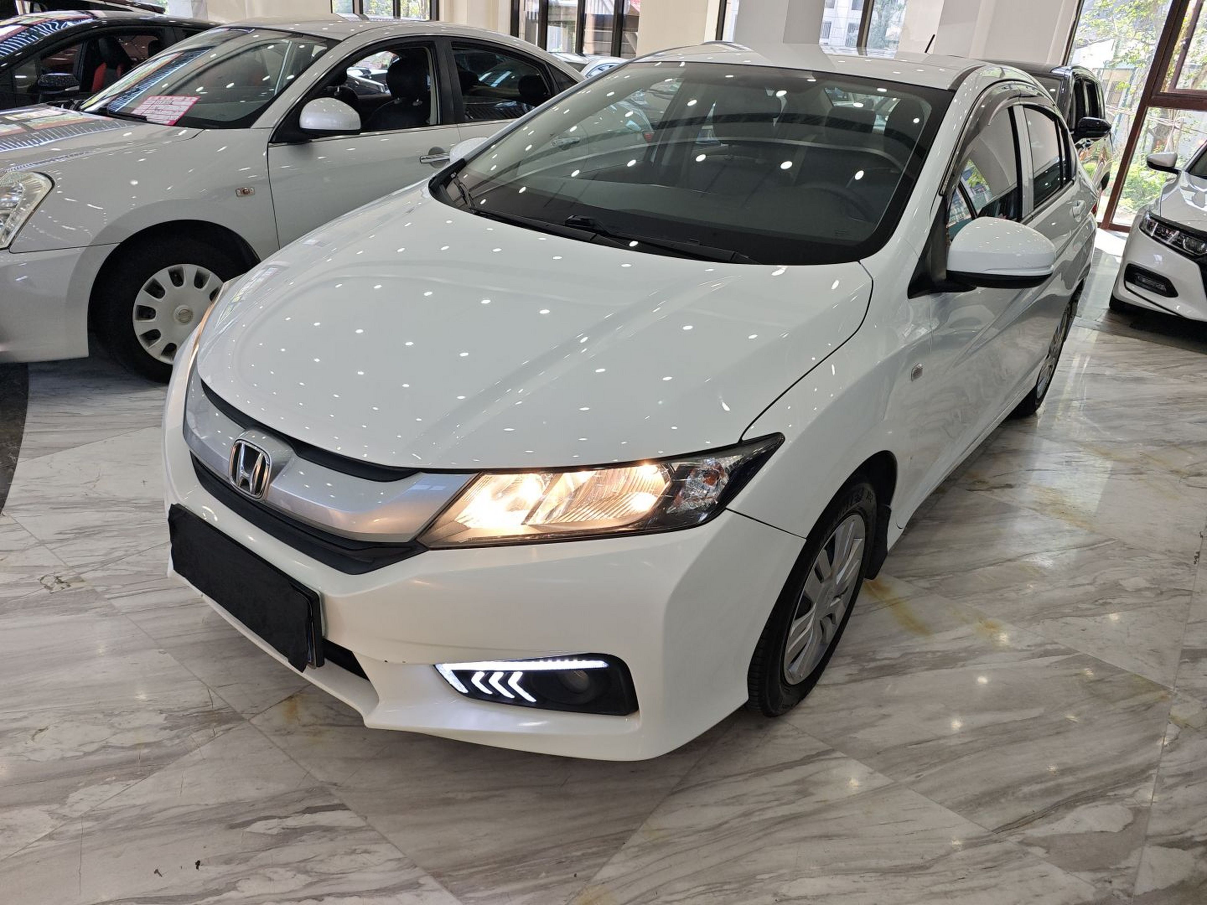 تحت مقدمة السيارة