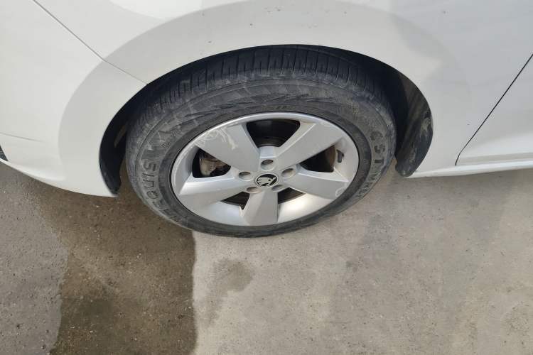 Used Skoda Rapid 2015 1.6L Automatic Smart Selection Model
