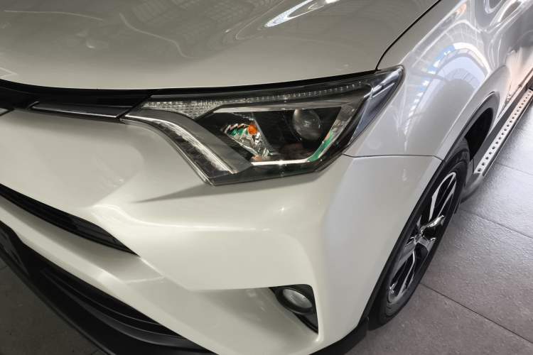 Used Toyota RAV4 2016 2.0L CVT Two-Wheel Drive Fashion Edition China V Standard
