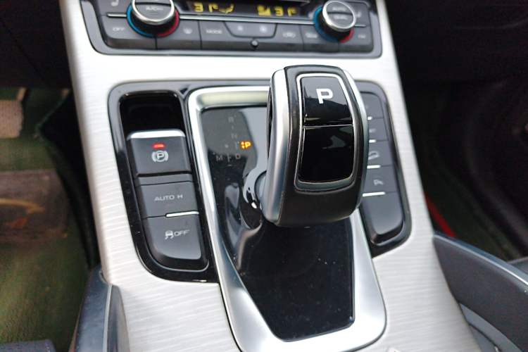 Used Geely Auto Emgrand X7 Sport 2020 1.8TD DCT Two-Wheel Drive Smart Connect 4G-Enabled Version
