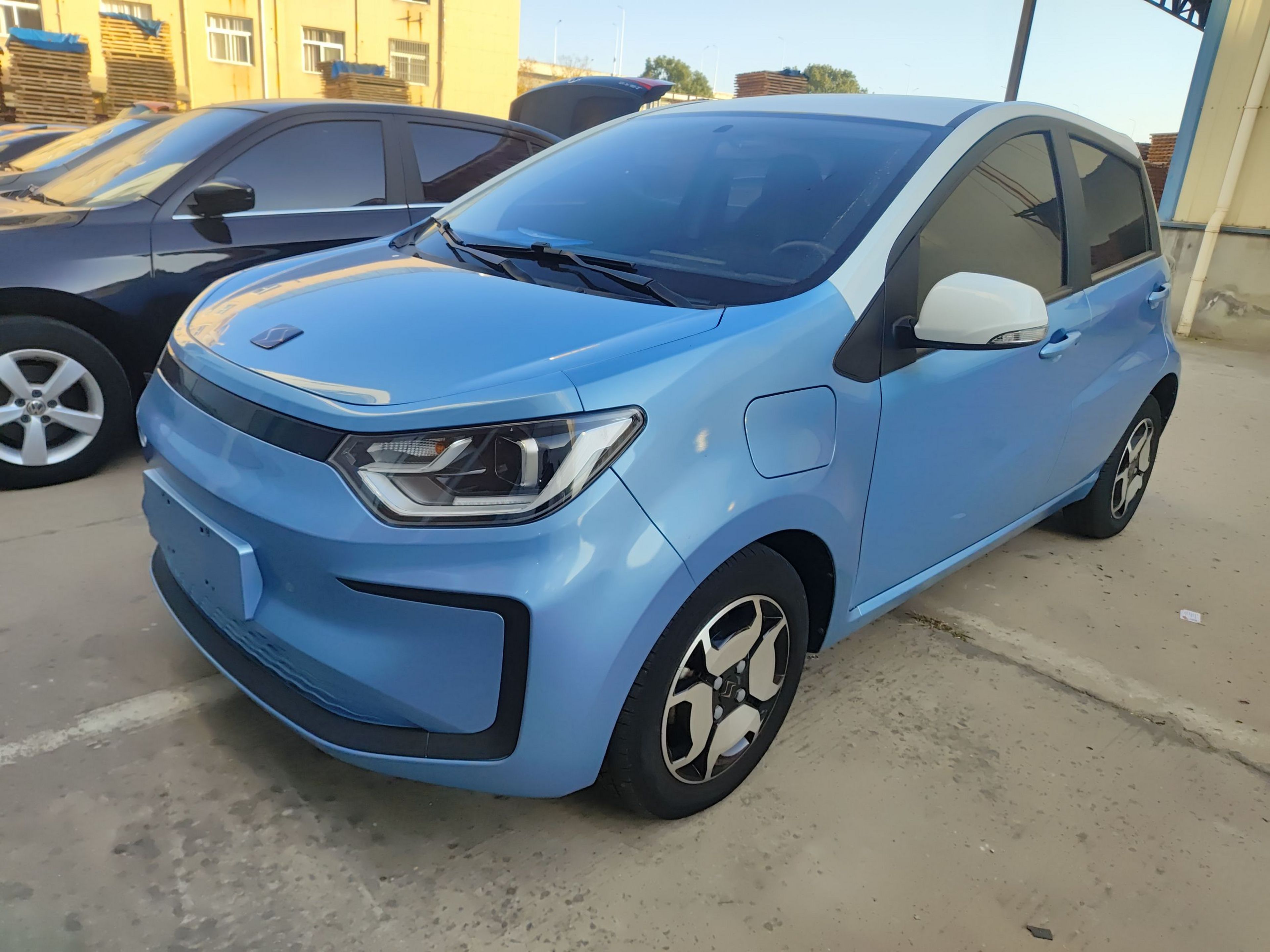 Под передней частью автомобиля