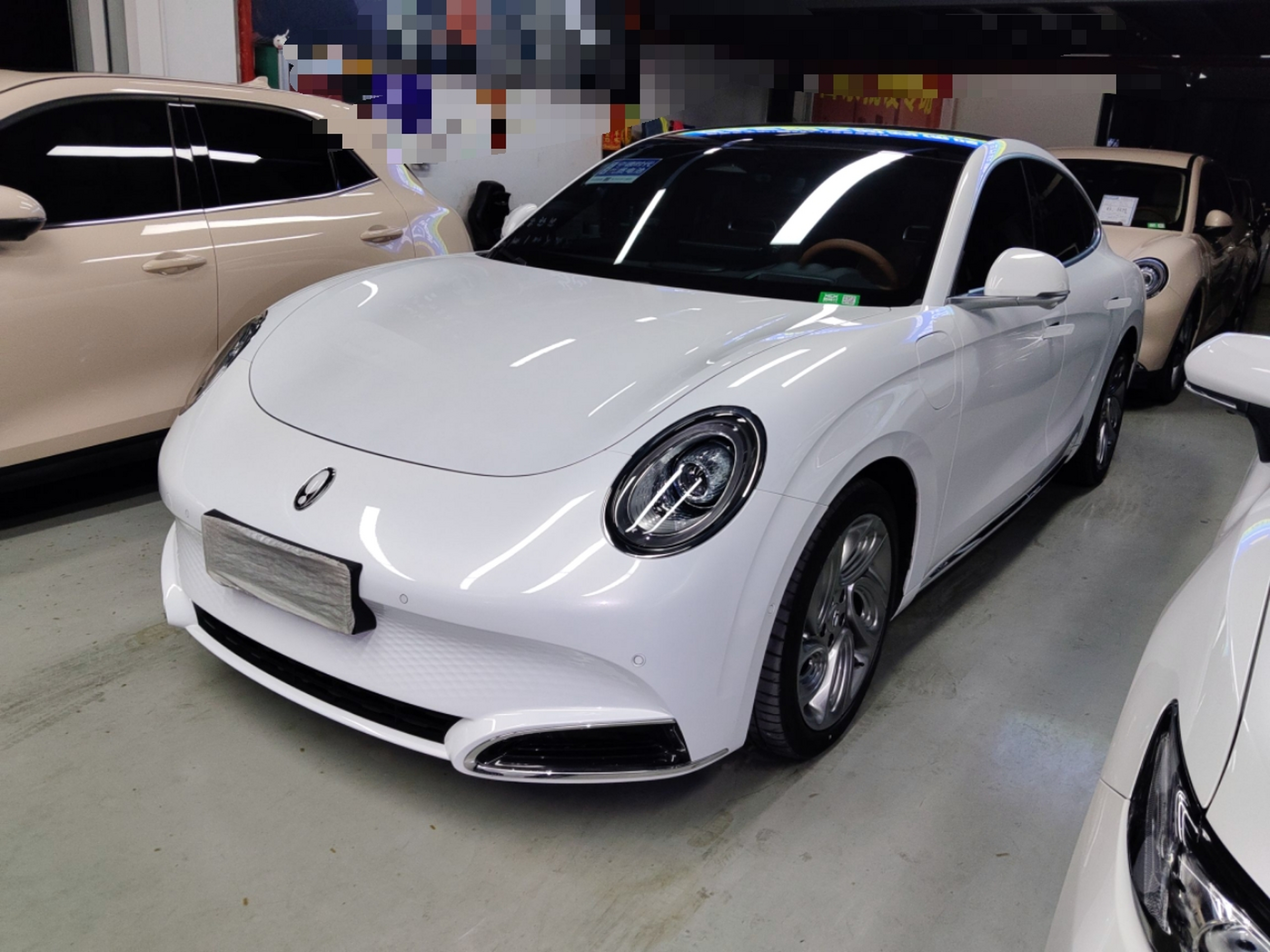 تحت مقدمة السيارة