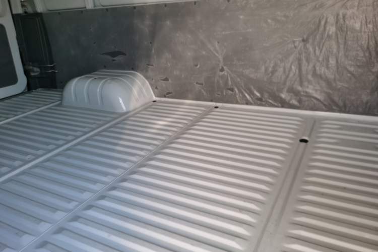 Used Iveco Daily 2023 2.8T V37 Van Long Wheelbase Mid-Roof Dual Tires Manual Doors 2-3 Seater
