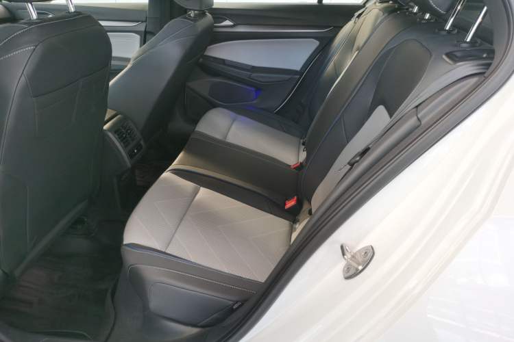 Used Volkswagen Golf 2025 300TSI R-Line
